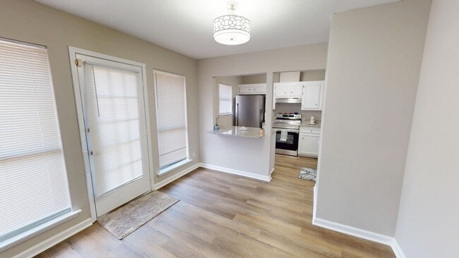 Building Photo - Updated 3/2 with Granite Counters and Stai...