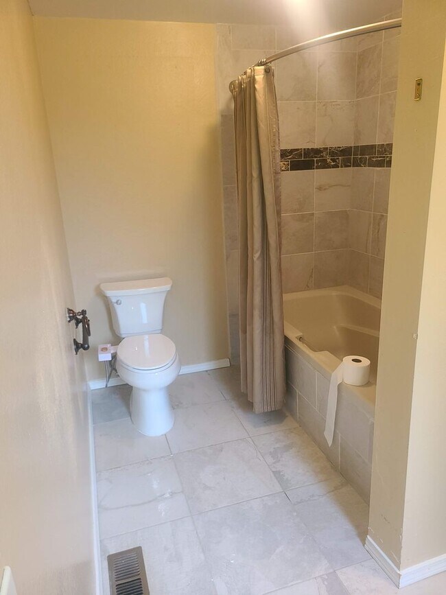 Building Photo - 5 Bedroom 3.5 Bathroom in Bothell (North C...