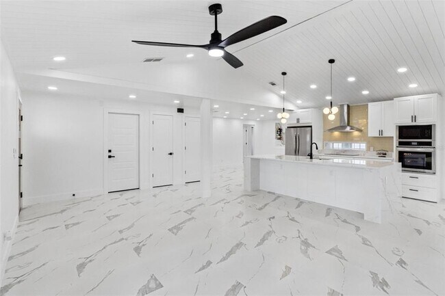 Building Photo - 5424 Loma Vista Dr E