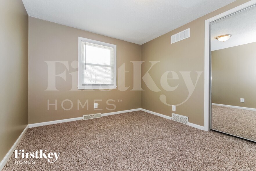 Building Photo - 5042 N Bellaire Ave