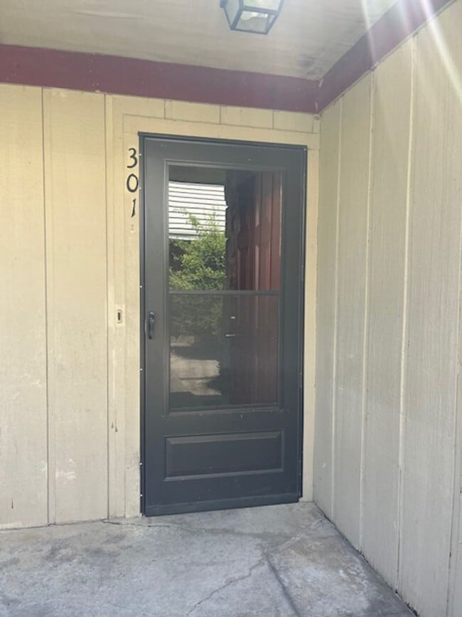 Building Photo - All Bills Paid/ Fully Furnished