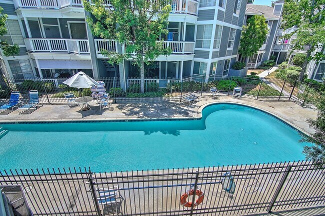 Building Photo - Remodeled 3 Bed Penthouse Condo