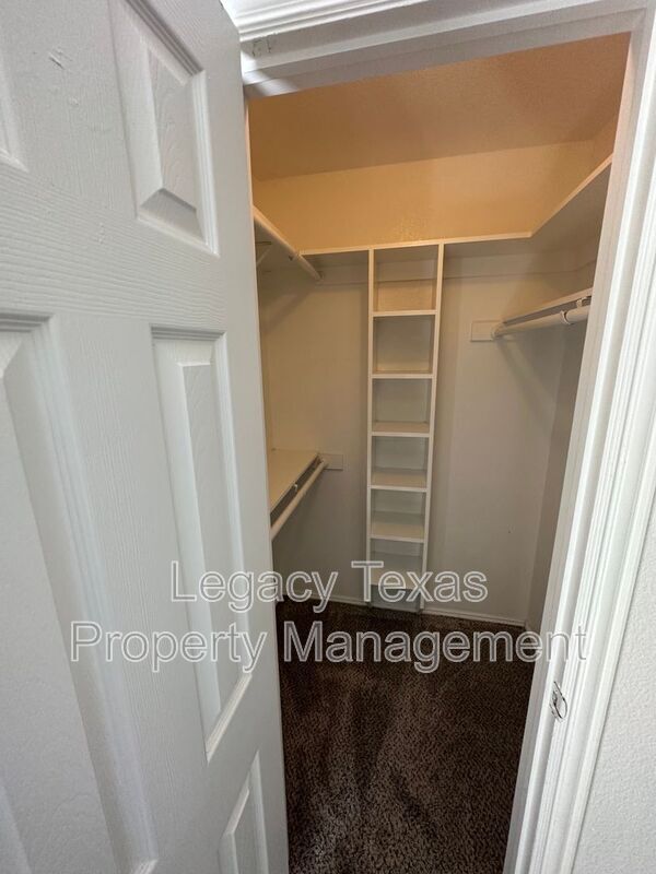 Building Photo - 901 N Border St