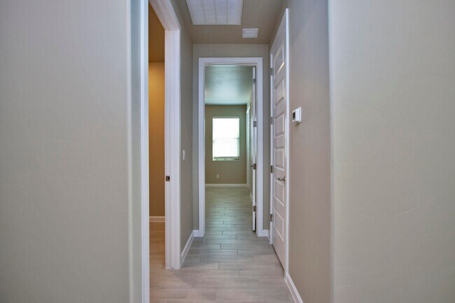 Building Photo - 729 C. Escondida