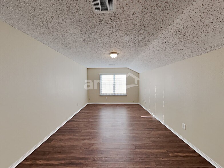 Building Photo - 10916 Fawn Valley Dr