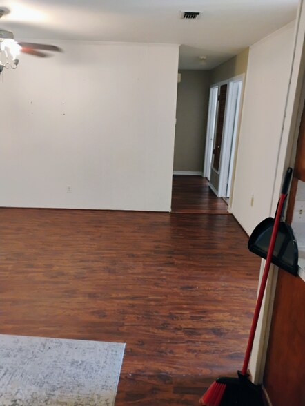 Building Photo - 1015 Louise Ln