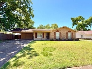Building Photo - Newly renovated 3BR 2 bath home in Bartlett with separate Living Rm & Den!