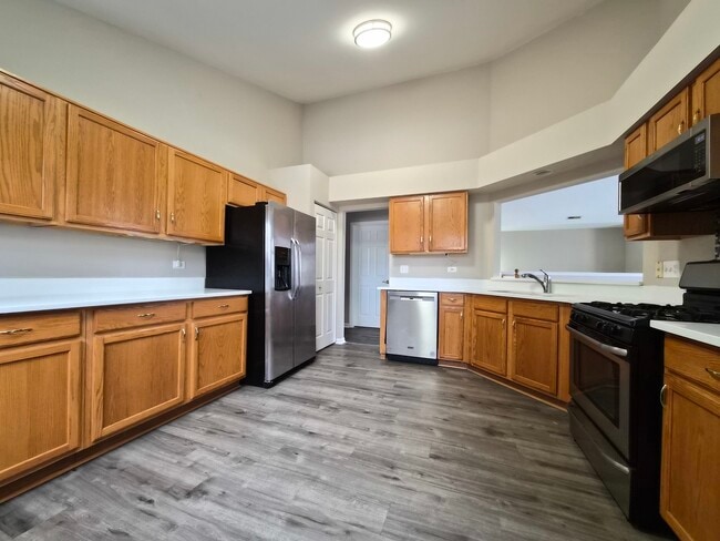 Building Photo - 2850 Stonewater Dr