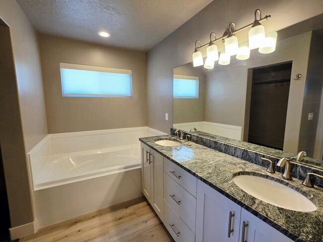 Building Photo - 9051 N Clubhouse Ln