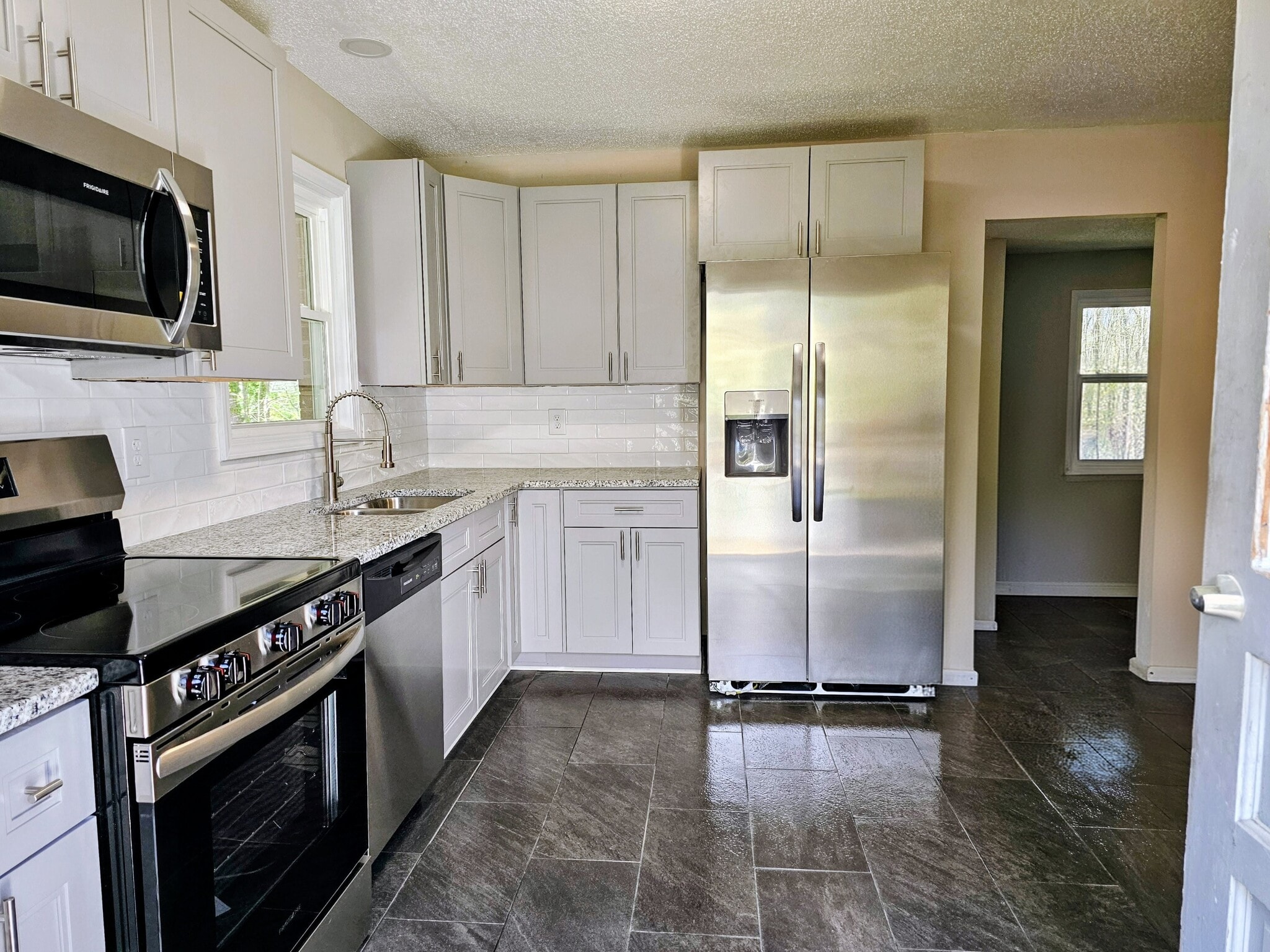 Building Photo - 2707 Little River Dr