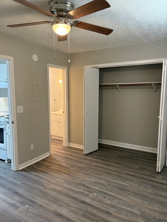 Building Photo - Hill Crest Court Apartments 3