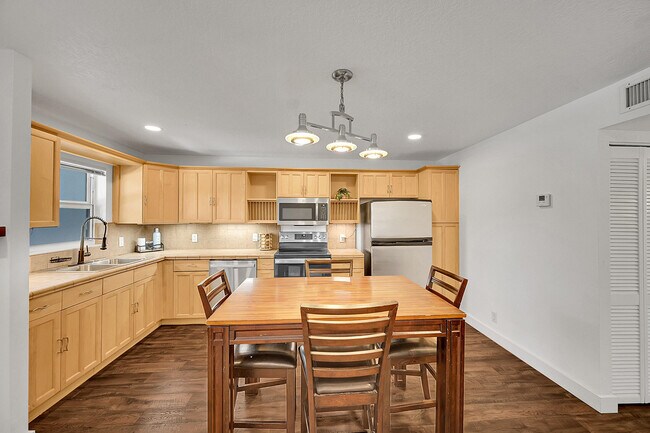 Building Photo - 2850 NE 14th Street Causeway