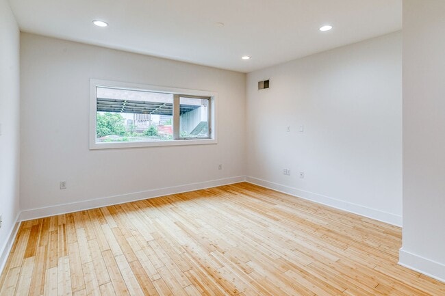 Building Photo - Northern Liberties Townhome with Private Garage