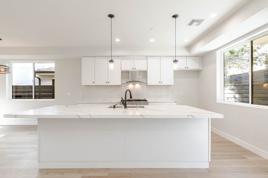 Building Photo - 10754 Nassau Ave