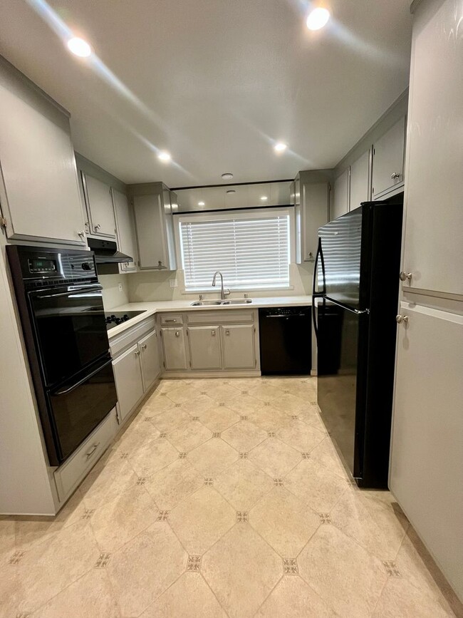 Building Photo - 3 bedroom 2 bath single story ranch home