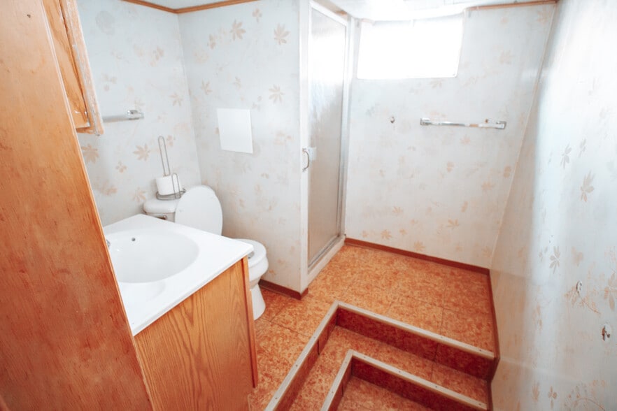 Building Photo - 3744 Bowen Rd