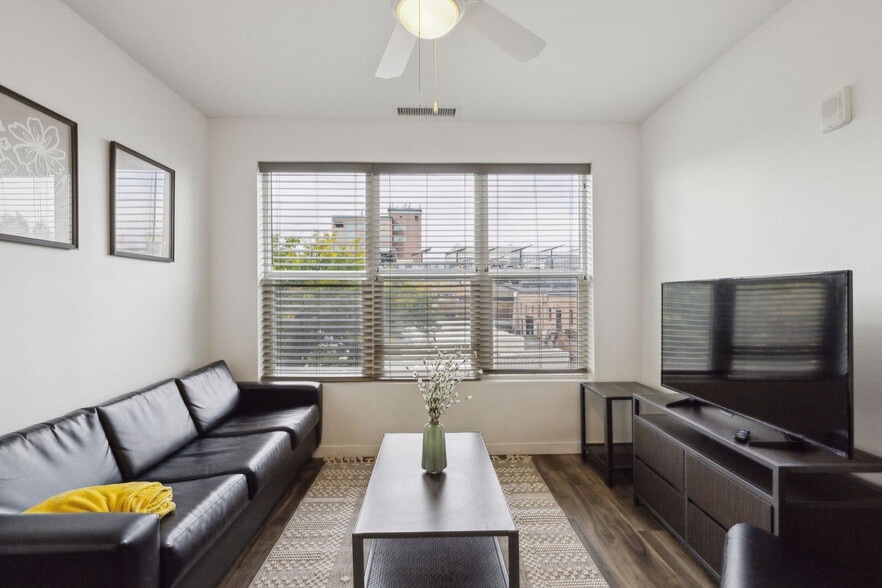 Building Photo - 305 E Front St