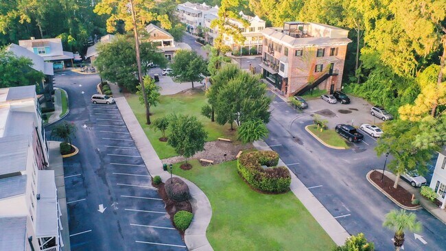 Building Photo - Second Floor, Studio Apartment in Old Town Bluffton!