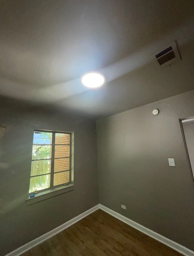 Building Photo - 2010 Royal St