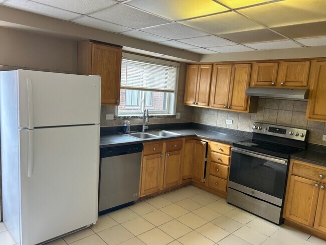 Building Photo - 964 N Rohlwing Rd