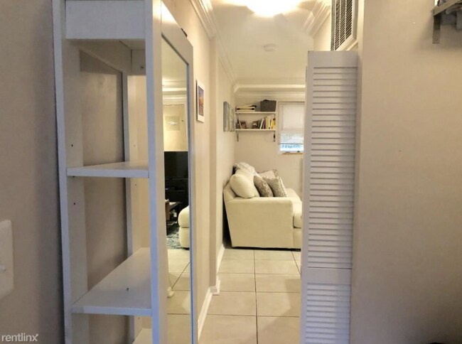 Building Photo - 902 I St SE