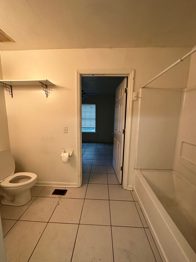 Building Photo - 4 bed 2 bath house, Walk to Stadium!! Avai...