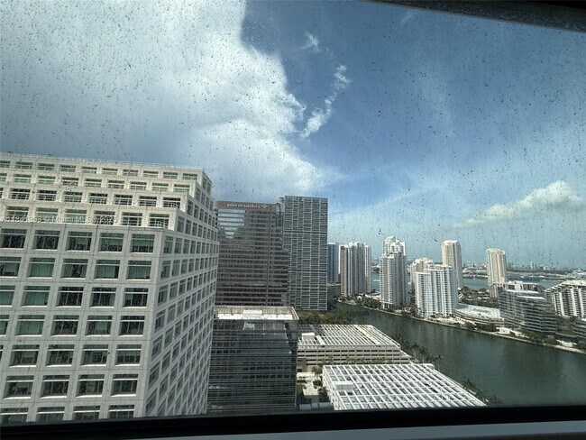 Building Photo - 950 Brickell Bay Dr