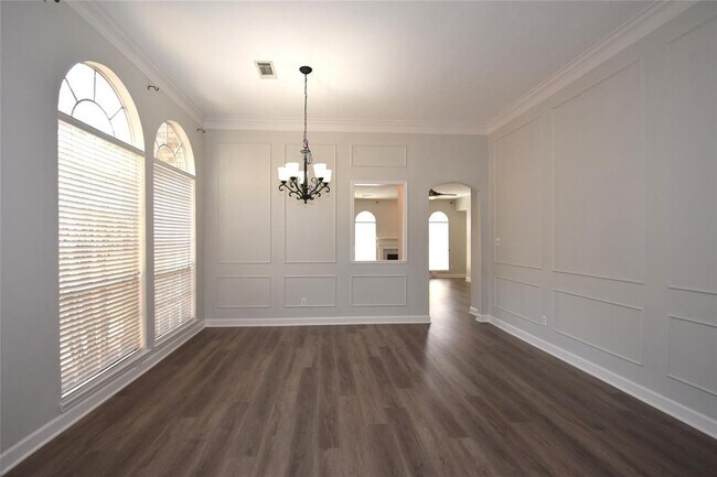 Building Photo - 1322 W Forest Dr