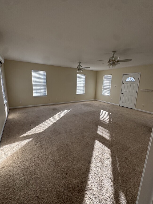 Building Photo - 6060 Oxbridge Dr