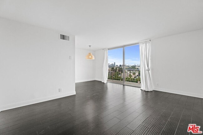 Building Photo - 100 S Doheny Dr