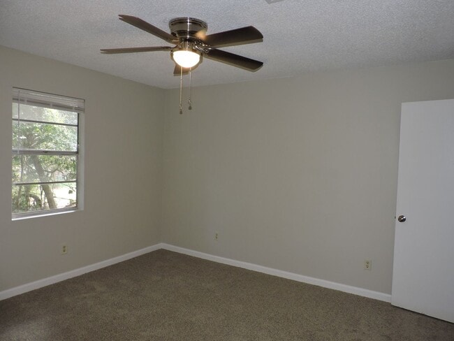 Building Photo - Convenient to schools & shopping!