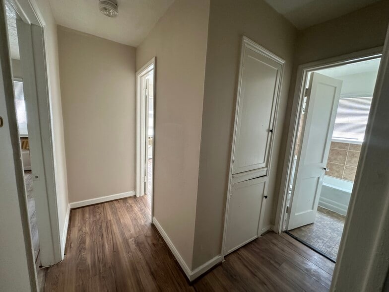 Building Photo - 4420 Roseland St