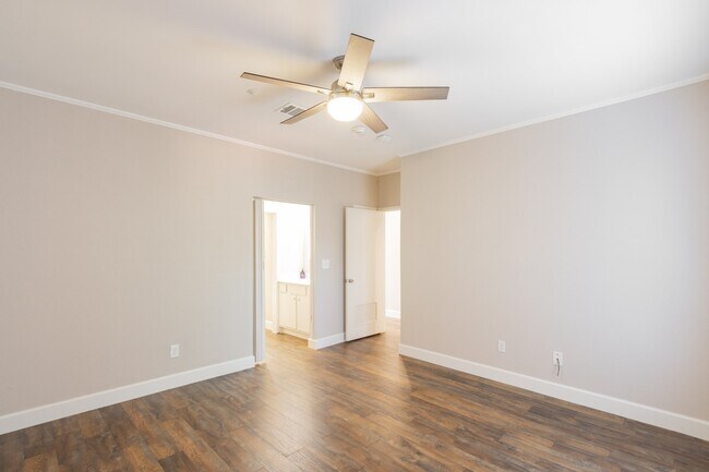 Building Photo - 401 Lakeside Ln