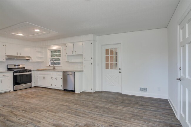 Building Photo - 1613 Pendleton Rd