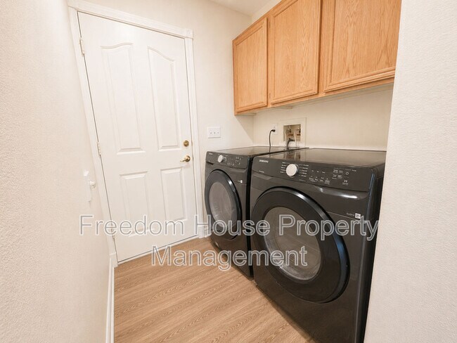 Building Photo - 3066 E Mount Charleston Dr