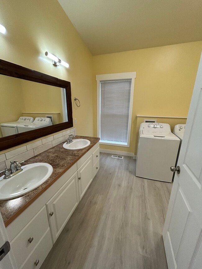 Building Photo - 2 Bedroom | 2 Bathroom Upstairs Duplex