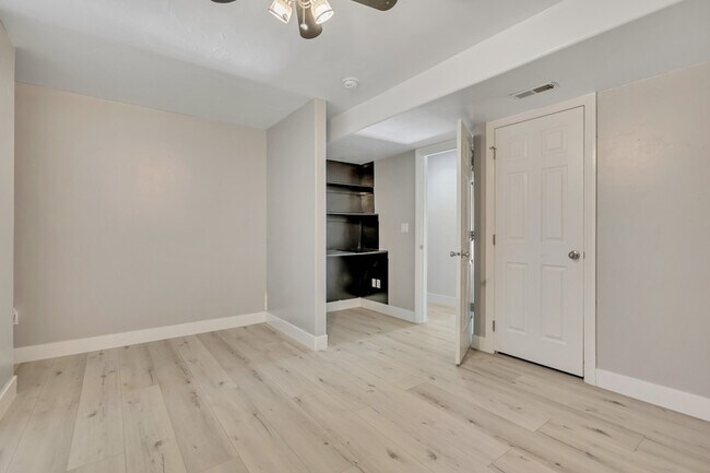 Building Photo - 8913 N Pine Hollow Dr