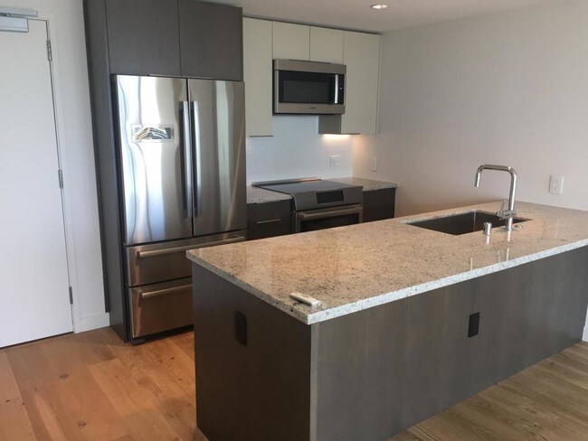 Building Photo - 1001 Queen St