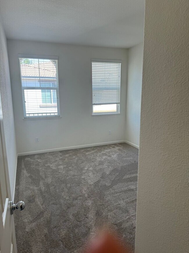 Building Photo - GORGEOUS 3 BEDROOM 2.5 BATH TOWNHOUSE