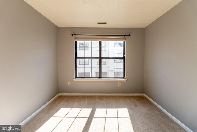 Building Photo - 1625 Carriage House Terrace