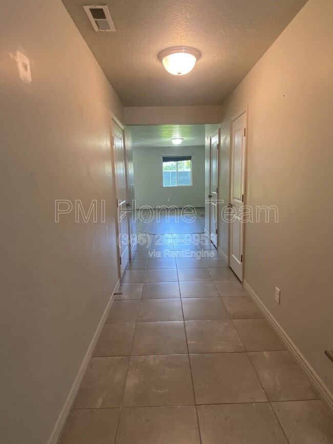 Building Photo - 690 N 1775 W