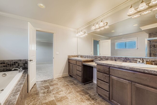 Building Photo - Beautifully Finished 4 Bed 2.5 Bath Bothel...