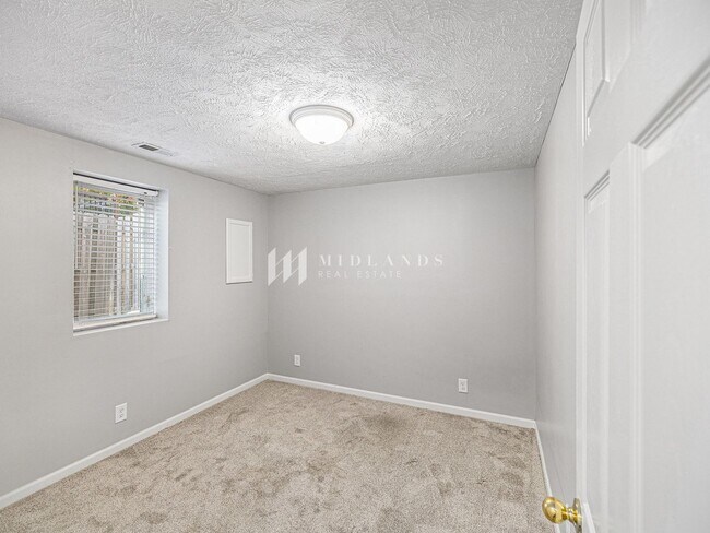 Building Photo - Multi-Level Elkhorn Home