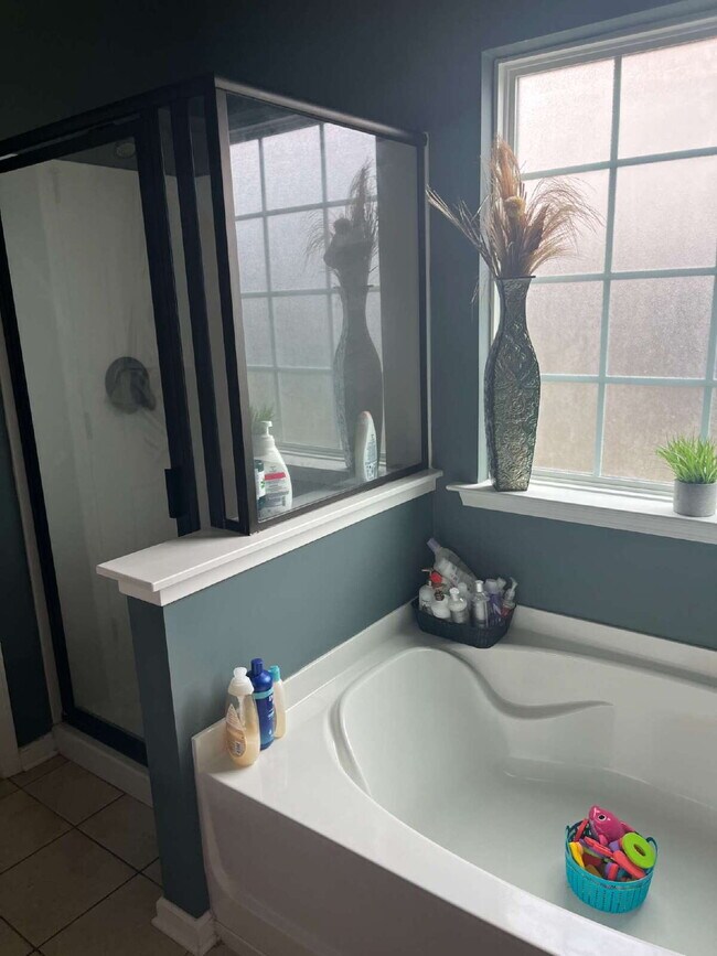 Building Photo - "Spacious 4-Bedroom Retreat with 2.5 Baths...