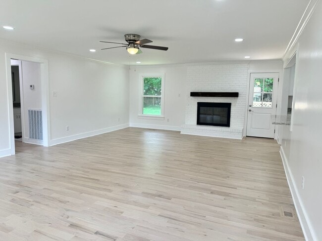 Building Photo - Renovated 3 BR Home in the Heart of Murfreesboro