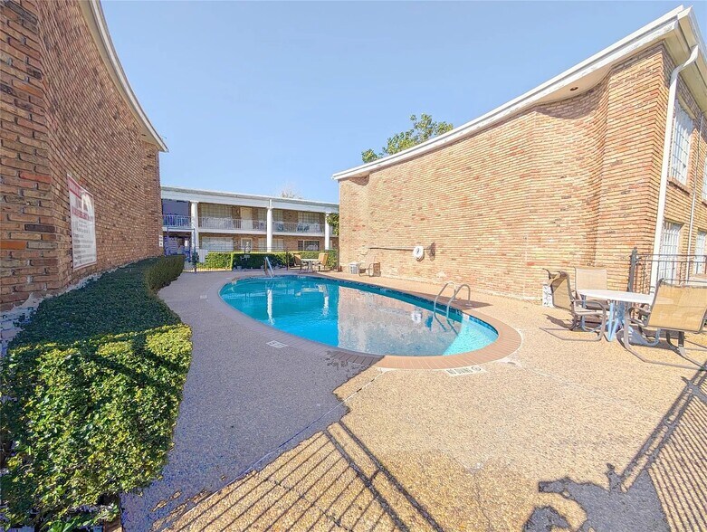 Building Photo - 2101 Fountain View Dr