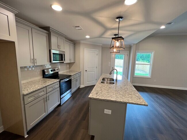 Building Photo - FIRST MONTH'S RENT FREE!