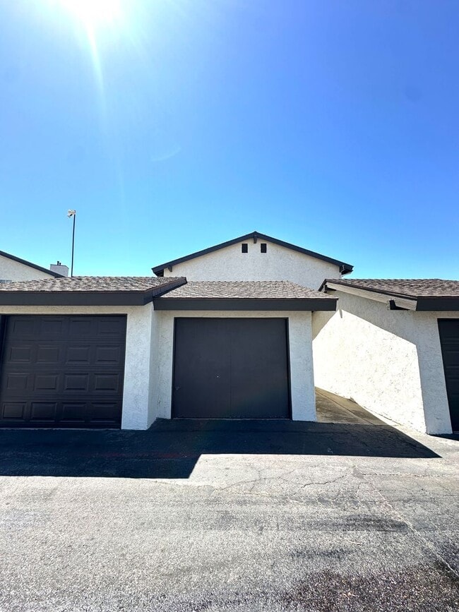 Building Photo - Townhouse near Loma Linda University