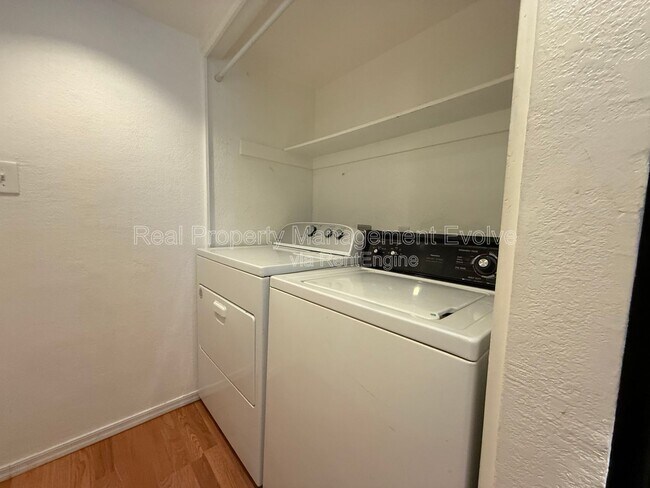 Building Photo - 3228 W Glendale Ave