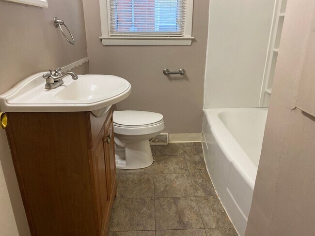 Building Photo - 3 bedroom 2 bath house
